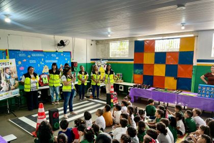Ação lúdica da prefeitura leva regras de trânsito para crianças de escola municipal