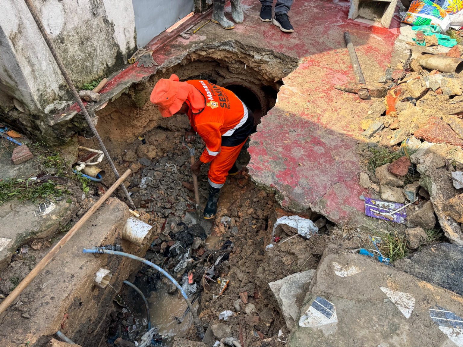 Prefeitura de Manaus recupera ponto crítico de drenagem em beco do Japiim e reduz riscos de alagamento na área