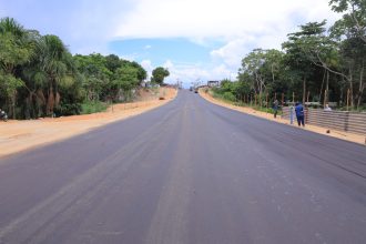 Prefeitura de Manaus cria nova via na zona Norte e amplia alternativas de tráfego com aplicação de 480 toneladas de asfalto