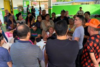 David Almeida acompanha famílias em abrigo e reforça acolhimento após chuvas intensas em Manaus
