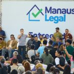 Prefeito David Almeida entrega 1,5 mil registros definitivos e ultrapassa marca de mais de 16 mil imóveis regularizados em Manaus