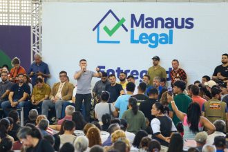 Prefeito David Almeida entrega 1,5 mil registros definitivos e ultrapassa marca de mais de 16 mil imóveis regularizados em Manaus