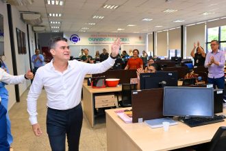 Prefeito David Almeida percorre sede da prefeitura, agradece servidores e reforça transição com foco na continuidade da gestão