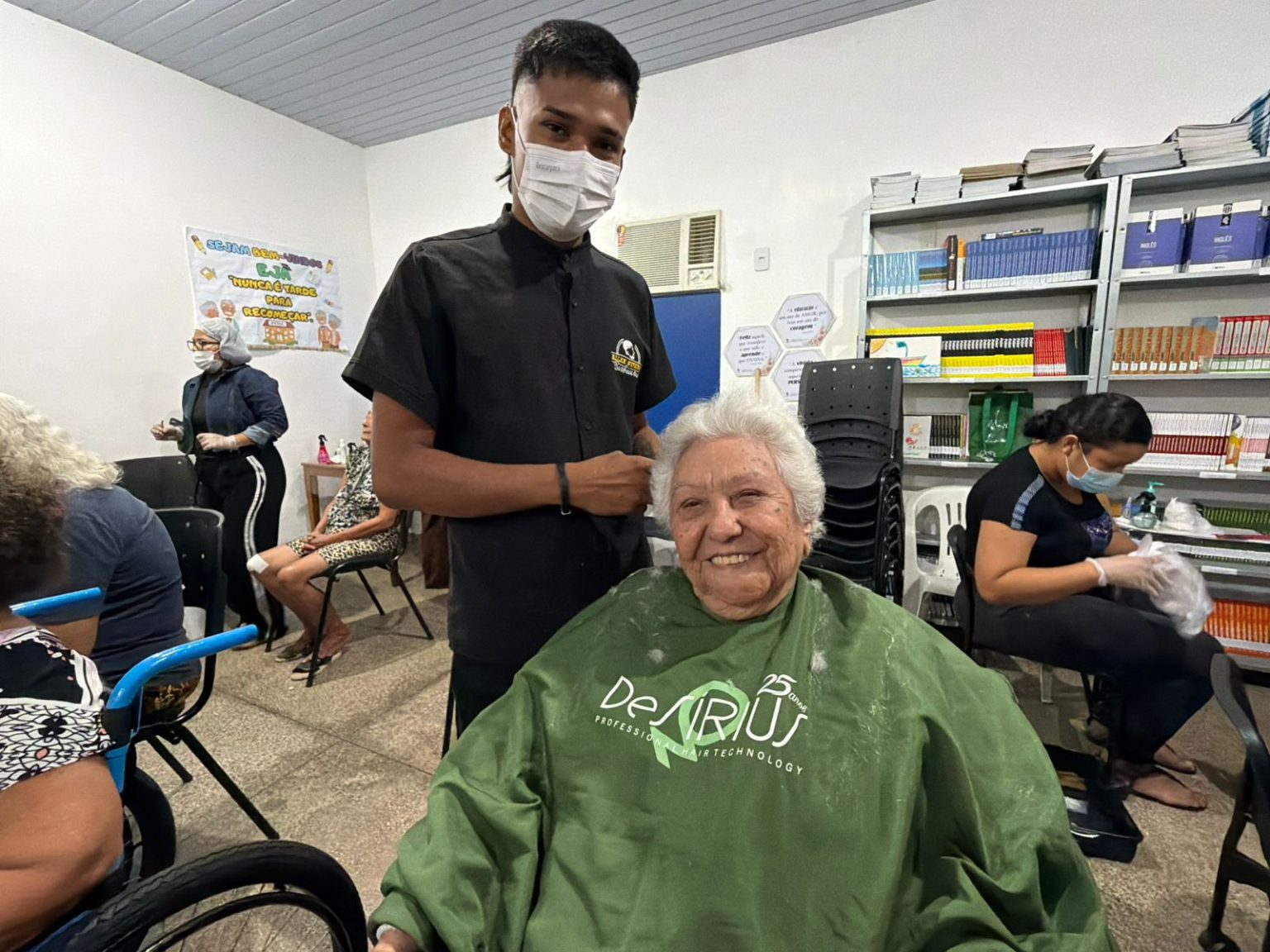 Prefeitura de Manaus promove ação de embelezamento para idosas residentes da Fundação Dr. Thomas em alusão ao Mês das Mulheres