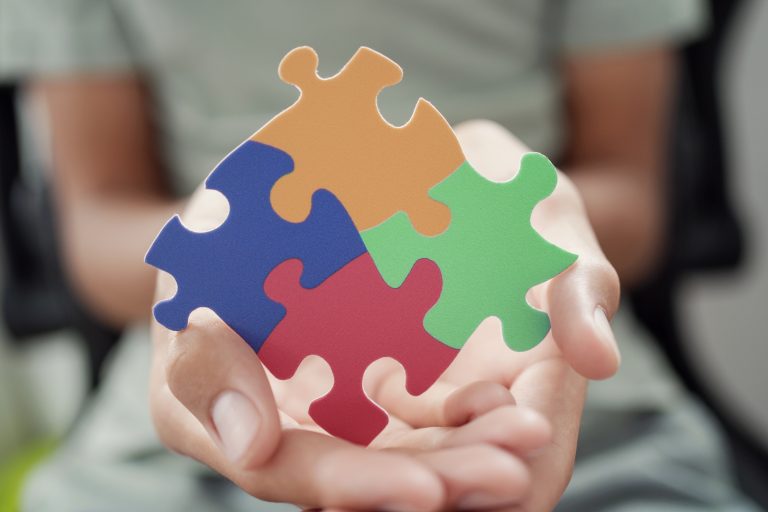 Comissão especial debate equipes multidisciplinares e terapias integradas para pessoas com autismo