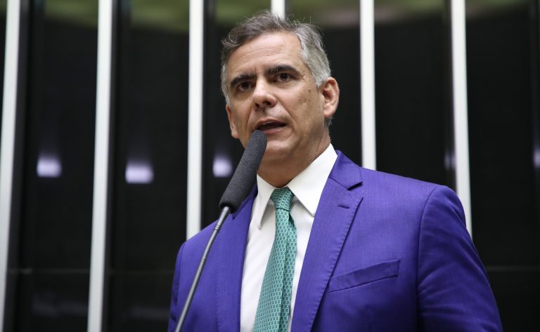 Câmara aprova e envia ao Senado projeto que estabelece piso salarial de R$ 3 mil para garis