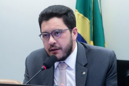 Comissão aprova multa e suspensão de rede social que abrigar pornografia falsa gerada por IA