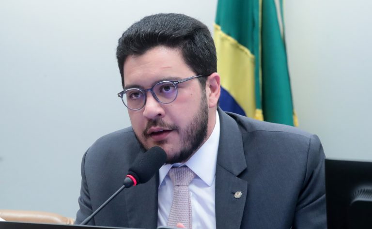 Comissão aprova multa e suspensão de rede social que abrigar pornografia falsa gerada por IA