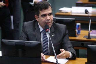 Comissão aprova projeto que facilita acesso de garis a banheiros durante o serviço