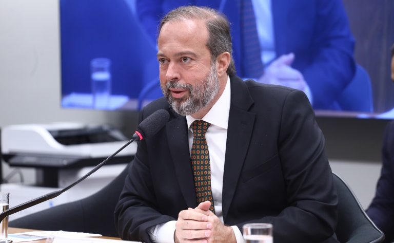 Comissão ouve ministro de Minas e Energia nesta quarta-feira
