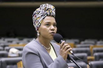 Deputada afirma que falta estrutura organizada para políticas voltadas à juventude; ouça a entrevista