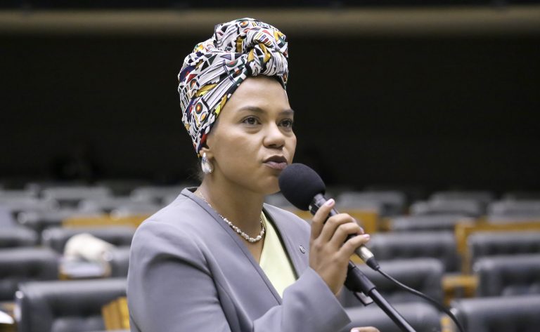 Deputada afirma que falta estrutura organizada para políticas voltadas à juventude; ouça a entrevista