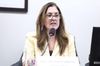 Comissão aprova proposta que estende a pais e mães com criança de colo os benefícios das gestantes
