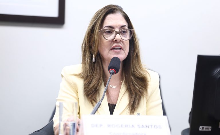 Comissão aprova proposta que estende a pais e mães com criança de colo os benefícios das gestantes