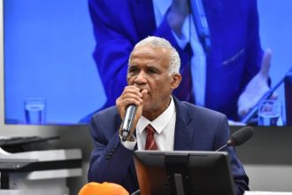 Projeto proíbe porte de arma e acesso a clubes de tiro para condenados por violência contra mulher