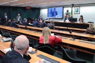 Comissão convoca Mauro Vieira para prestar esclarecimentos sobre guerra no Oriente Médio