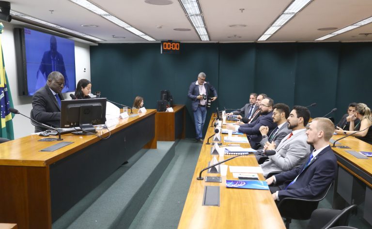 Debate sobre microcrédito destaca importância da educação financeira