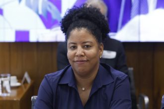 Projeto fixa salário mínimo de R$ 2.500 para quem trabalha no comércio