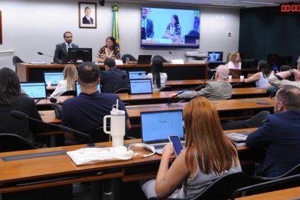 Comissão debate capacitação de profissionais para atendimento a pessoas com autismo