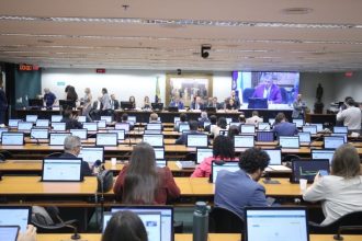 Deputados do governo e da oposição divergem sobre a redução da jornada de trabalho