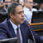 Projeto prevê salário mínimo para estagiários e cria sistema de cotas