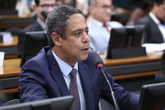 Projeto prevê salário mínimo para estagiários e cria sistema de cotas