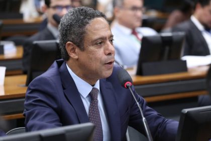 Projeto prevê salário mínimo para estagiários e cria sistema de cotas