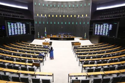 Deputados aprovam regime de urgência para três propostas; acompanhe