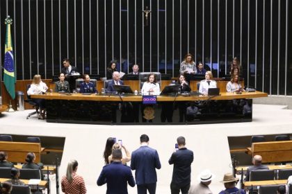 Câmara homenageia mulheres nas Forças Armadas e debate ampliação da participação feminina