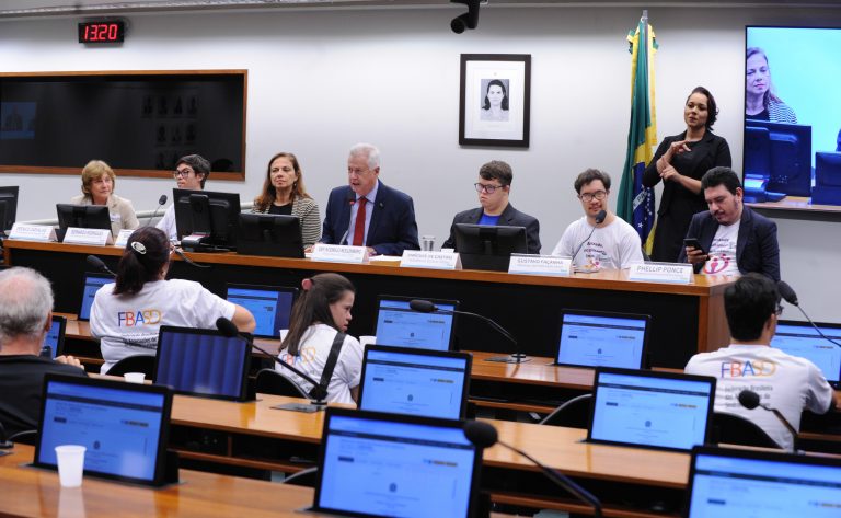 Debatedores cobram combate ao capacitismo e ‘adaptação real’ para pessoas com síndrome de Down