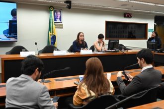 Debatedores divergem sobre modelo de exame de proficiência médica