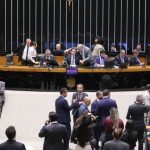 Câmara aprova regime de urgência para 12 projetos de lei