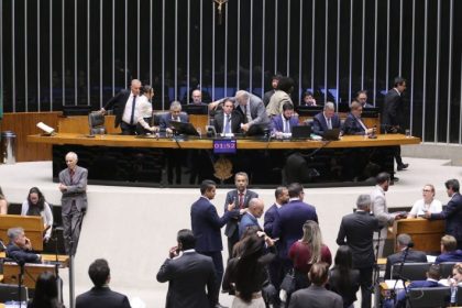 Câmara aprova regime de urgência para 12 projetos de lei