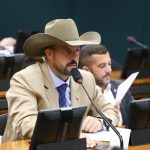 Comissão aprova substituição de faróis originais de veículos por lâmpadas LED