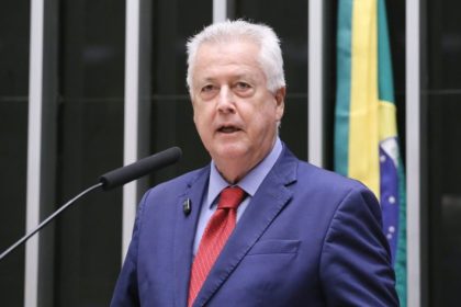 Câmara homenageia CNPq pelos seus 75 anos; deputado cobra mais recursos para pesquisa