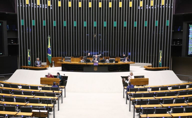 Câmara aprova projeto que adequa Lei Orçamentária aos gastos com a nova licença-paternidade