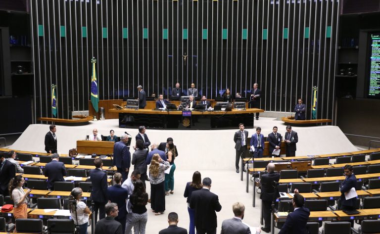 Câmara aprova regra que exige comprovante de ausência de restrição para transferência de veículo