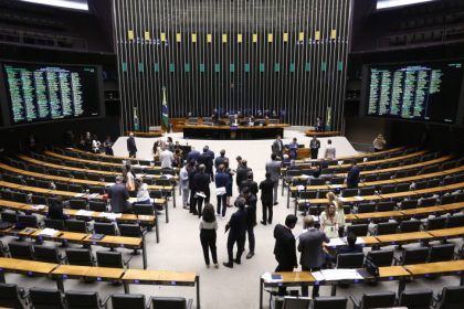 Plenário pode votar reajuste para segurança do DF e regras para transferência de veículos