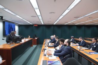 Motoristas de aplicativo pedem maior remuneração e mais segurança em debate na Câmara