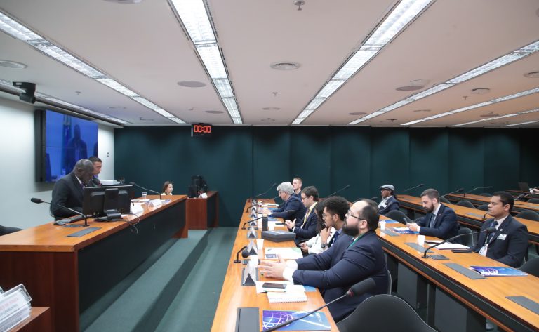 Motoristas de aplicativo pedem maior remuneração e mais segurança em debate na Câmara