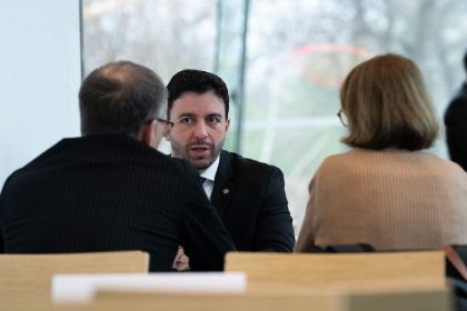 Célio Studart representa o Congresso brasileiro em encontro da OCDE em Paris