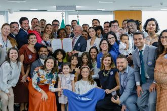 Lei amplia licença-paternidade para 20 dias e cria salário-paternidade