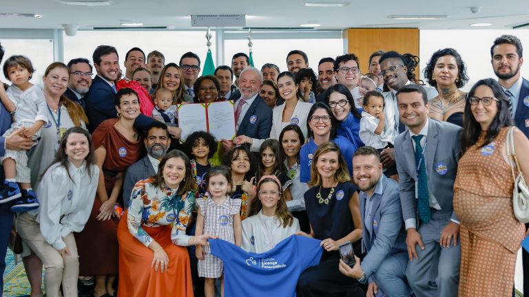 Lei amplia licença-paternidade para 20 dias e cria salário-paternidade