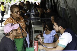 Prefeitura de Manaus leva serviços essenciais à população em ação na Ponta Negra