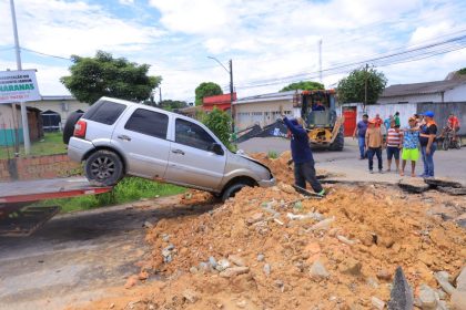 Veículo invade área isolada de obra da Prefeitura de Manaus no conjunto Canaranas