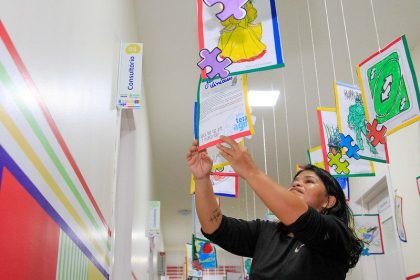 Abril Azul: exposição de arte reúne obras produzidas por crianças autistas atendidas nos Caics TEA