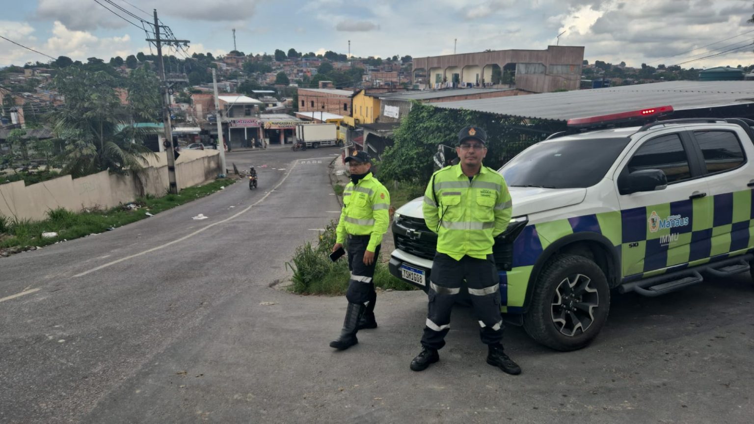 Fiscalização da Prefeitura de Manaus garante cumprimento de restrição a veículos pesados na rua Hibisco