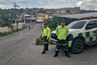 Fiscalização da Prefeitura de Manaus garante cumprimento de restrição a veículos pesados na rua Hibisco