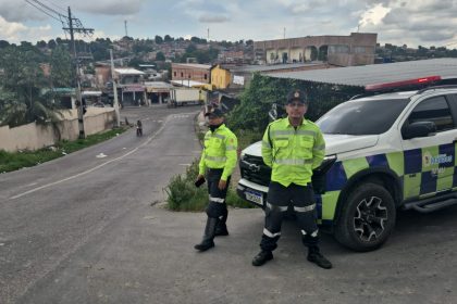 Fiscalização da Prefeitura de Manaus garante cumprimento de restrição a veículos pesados na rua Hibisco