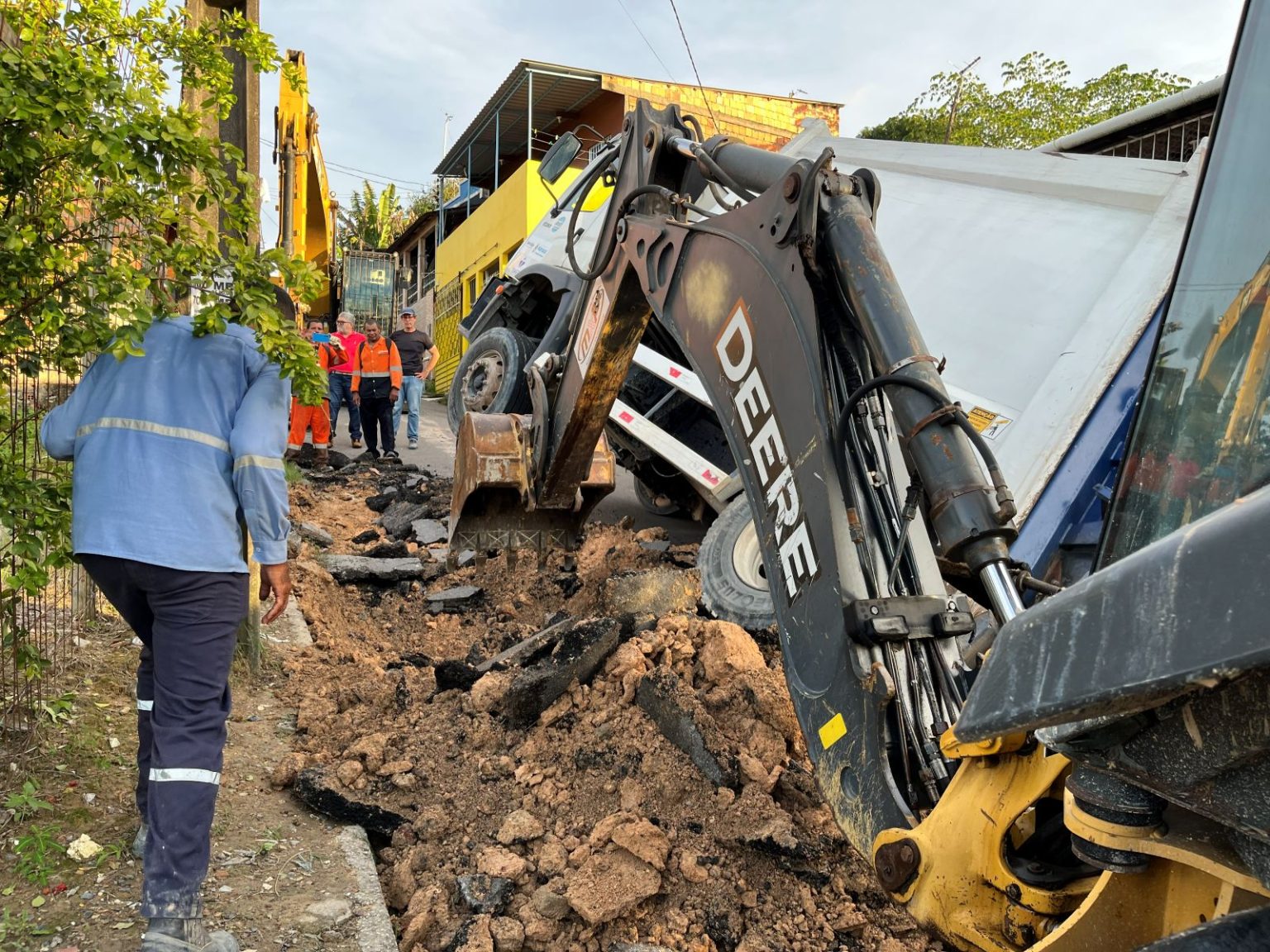 Prefeitura de Manaus reforça ação integrada para recuperar via afetada no Parque São Pedro